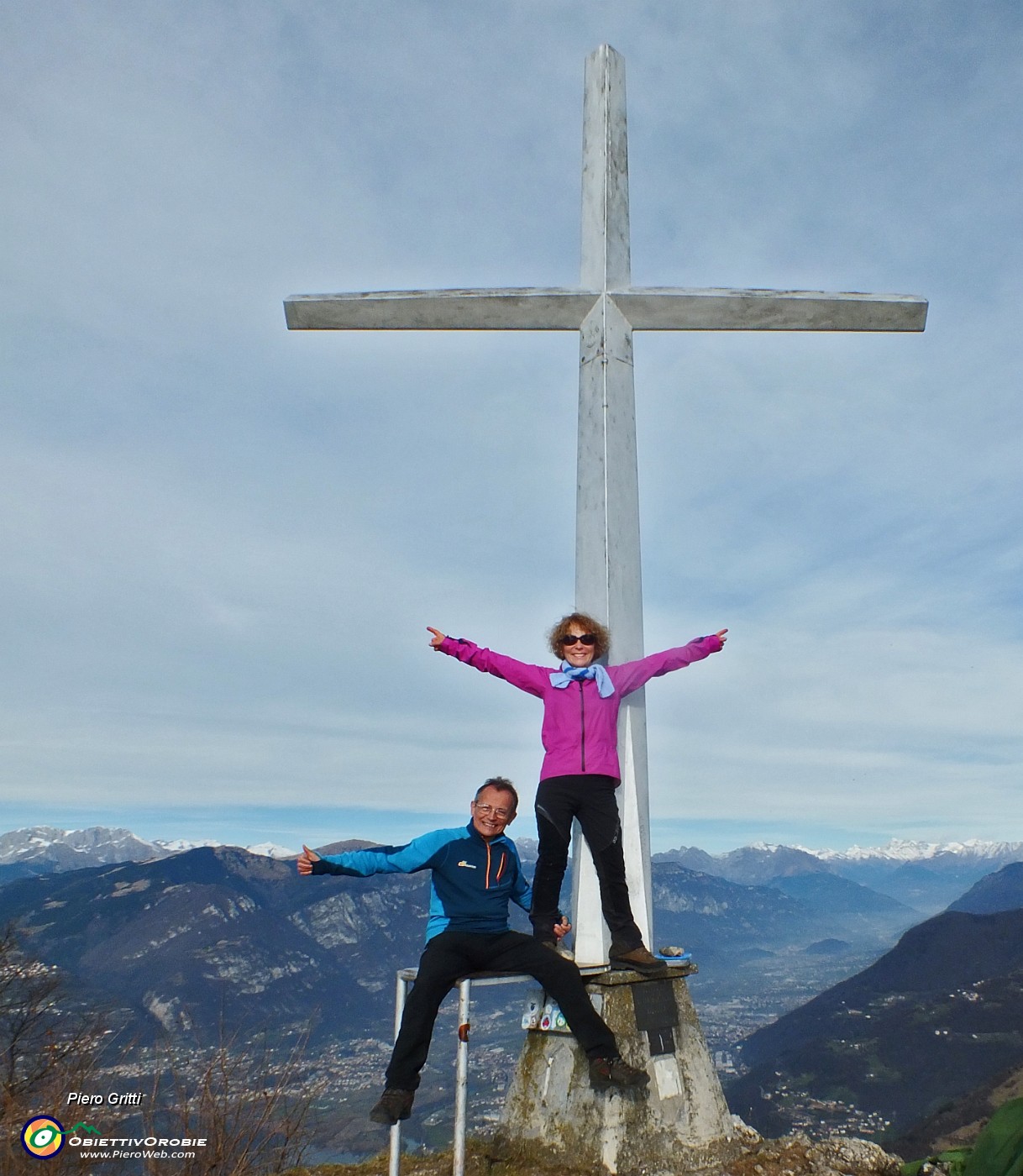 05 Alla croce di vetta della Corna Trentapassi (1280 m).JPG